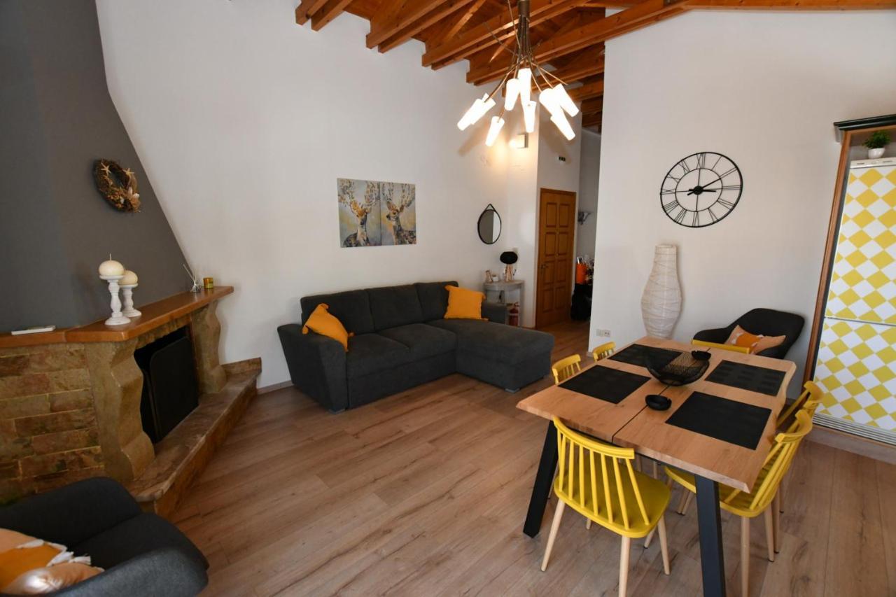Downtown Loft Apartment Айгио Екстериор снимка